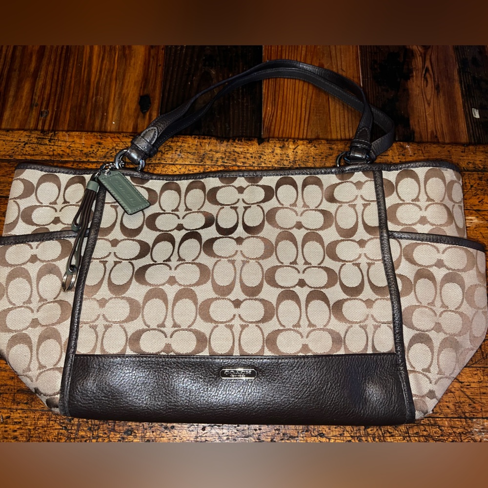 COACH PARK SIGNATURE CARRIE TOTE F28728
SILVER/KHAKI/MAHOGANY with WALLET - Picture 12 of 16